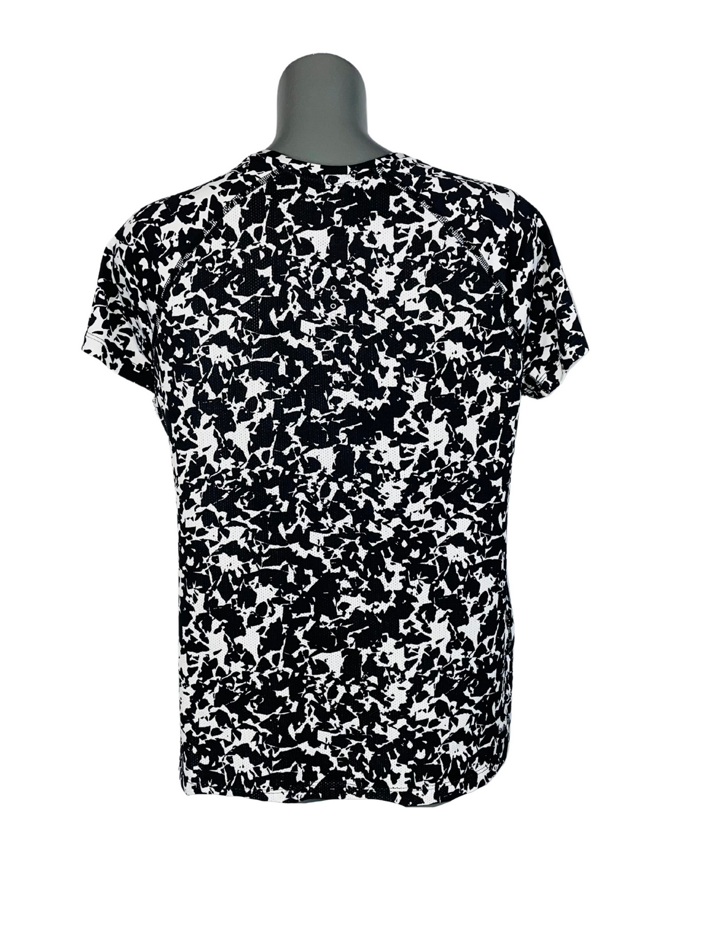 BLACK AND WHITE NIKE T-SHIRT LARGE