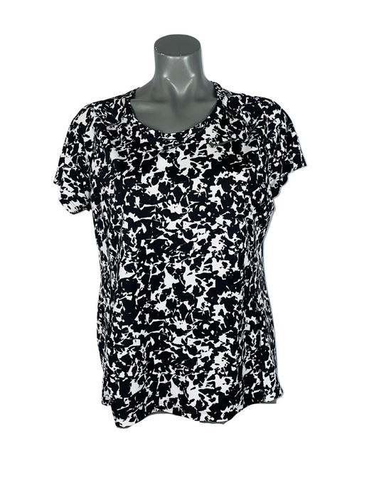 BLACK AND WHITE NIKE T-SHIRT LARGE