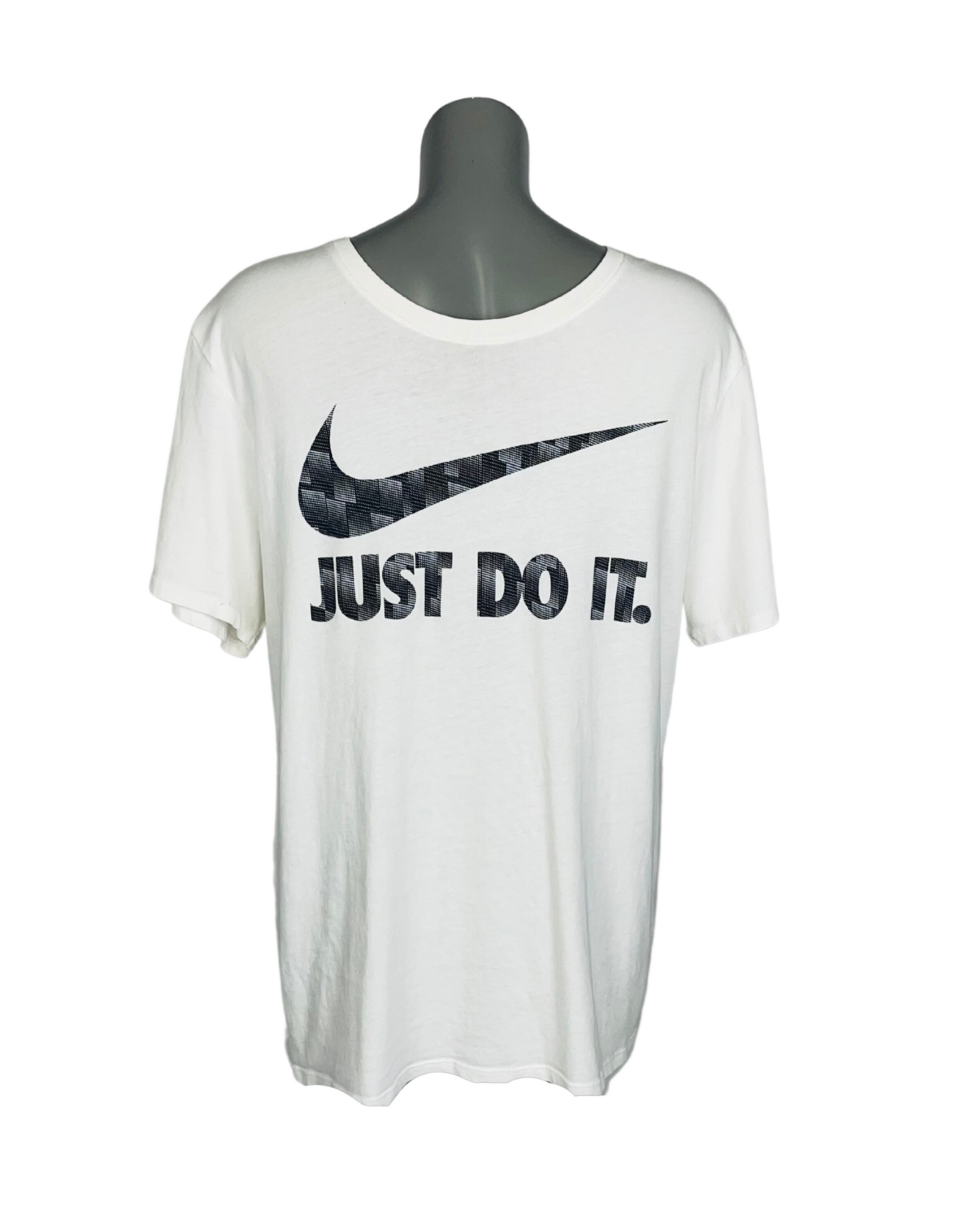 WHITE NIKE T-SHIRT LARGE